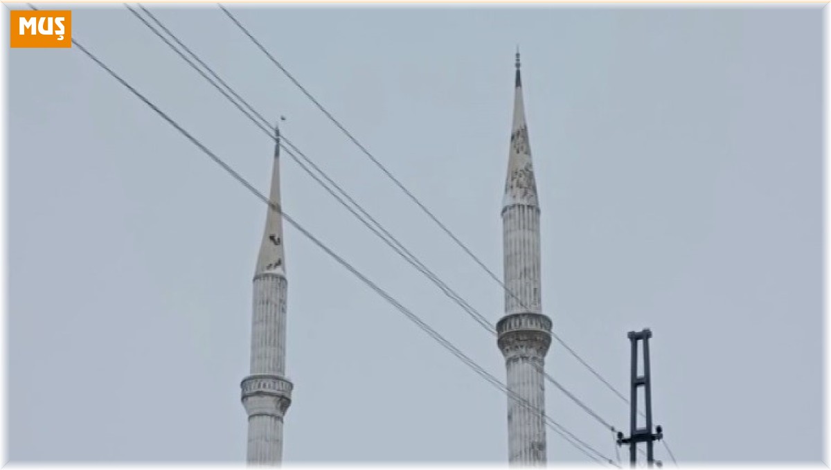 Depremde cami minaresi beşik gibi sallandı, o anlar kamerada