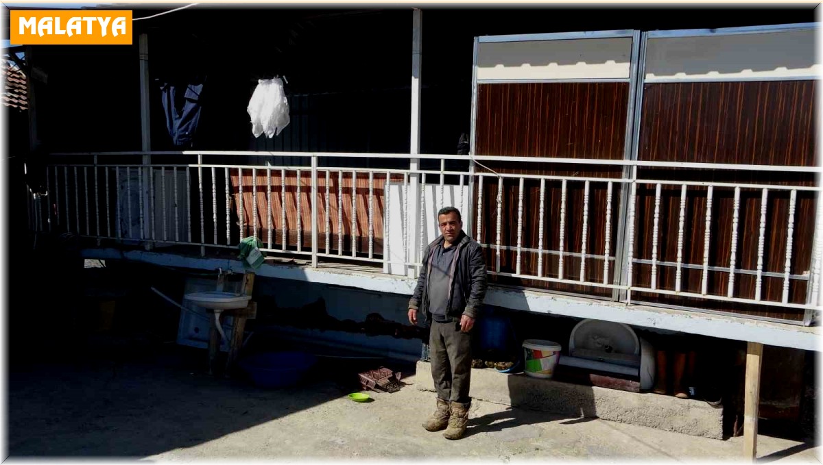 Depremde çöken evini tahtalarla güçlendirdi