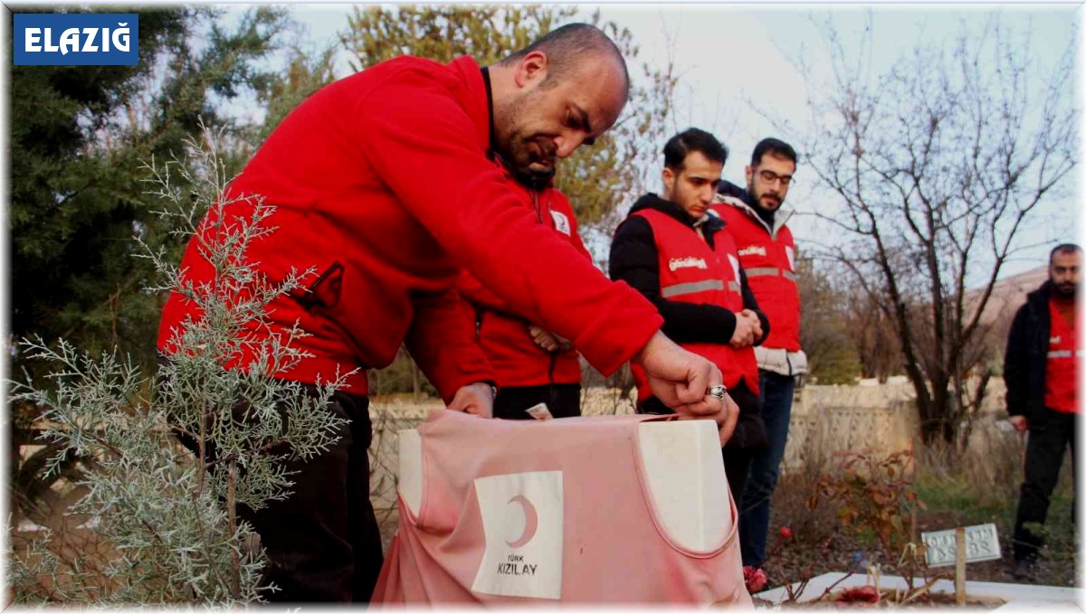 Depremde doğan ve depremde hayatını kaybeden Miraç'ın kabri başındaki detay yürek burktu