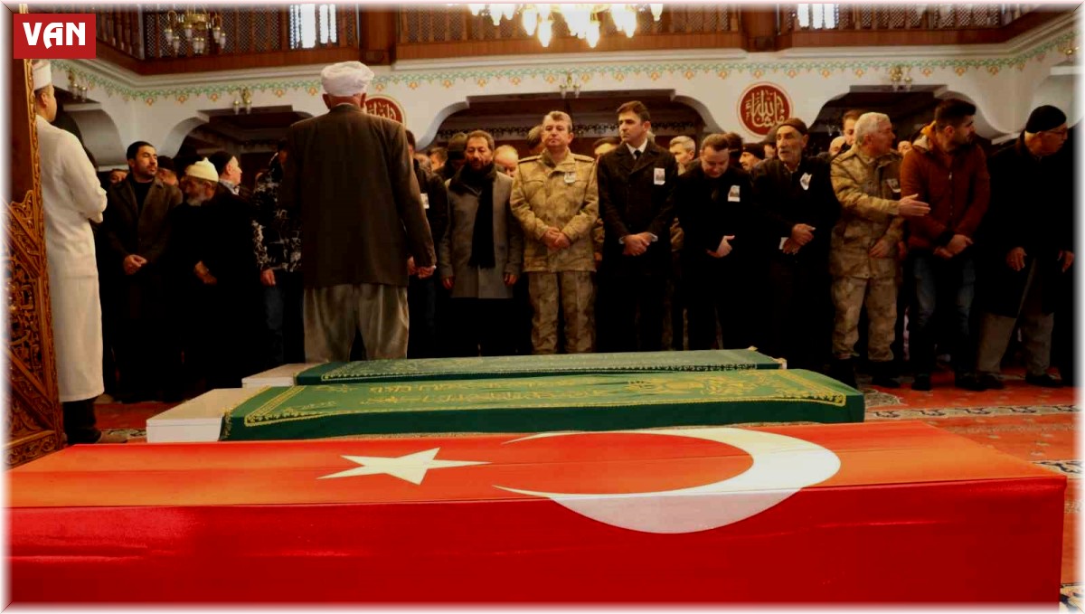 Depremde enkaz altında kalan Vanlı Uzman Çavuş ve ailesi gözyaşları içerisinden toprağa verildi