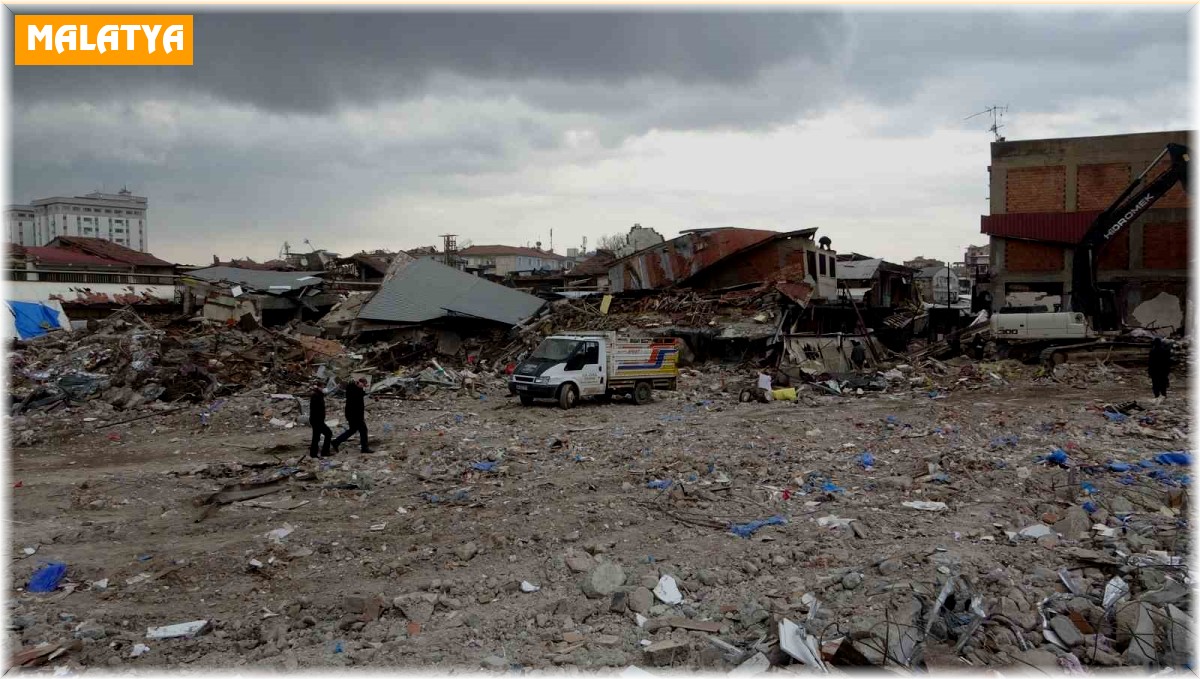 Depremde enkaza dönenen tarihi çarşının esnafı 'geçmiş günlerini' arıyor