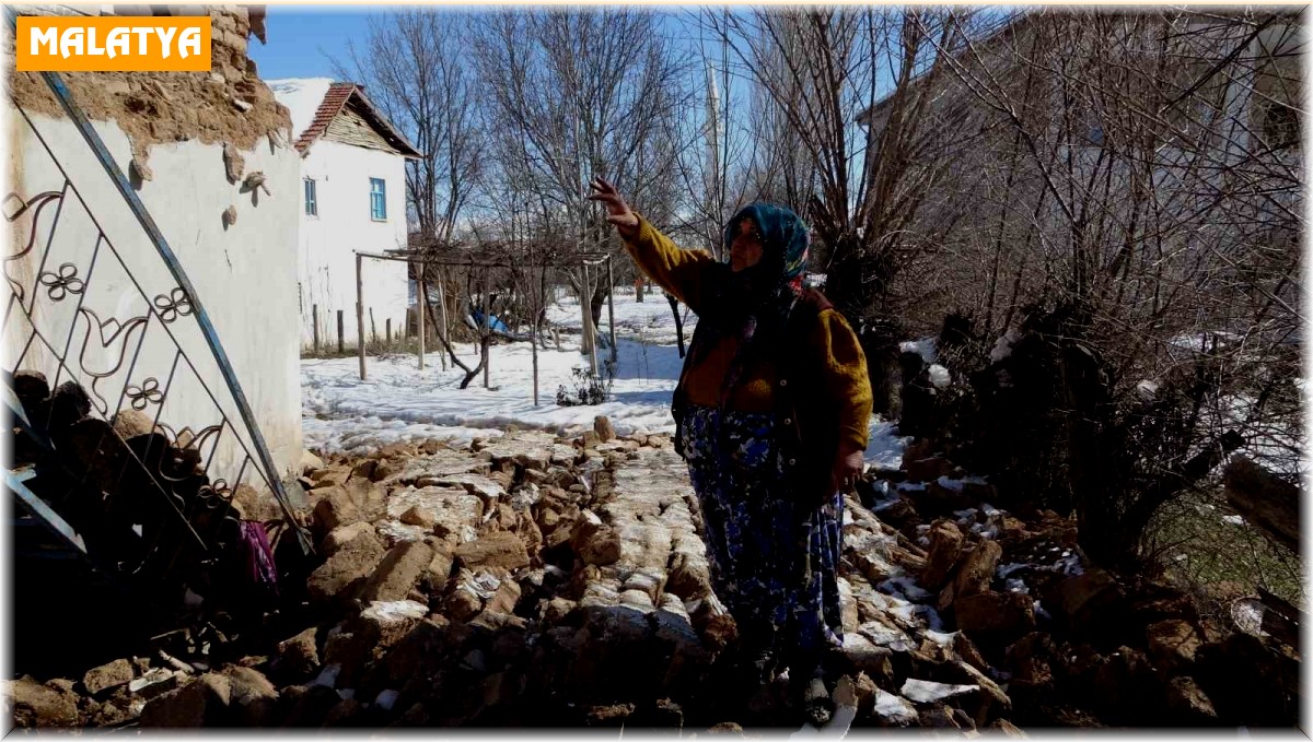 Depremde evi yıkılan yaşlı kadın yaşadıklarını gözyaşları ile anlattı: "Komşularımız kurtardı"