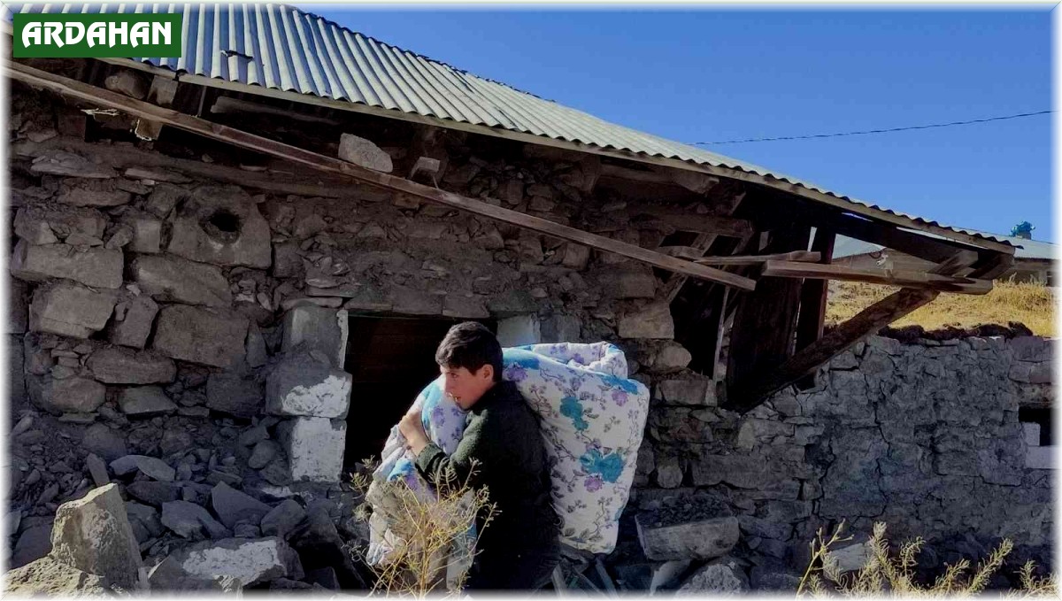 Depremde evleri yıkılan vatandaşlar çadırlara yerleşiyor