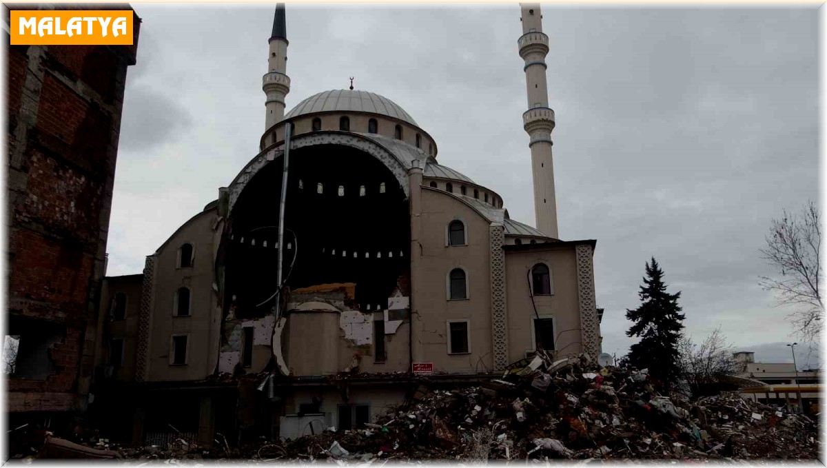 Depremde hasar alan camiyi gören bir daha bakıyor