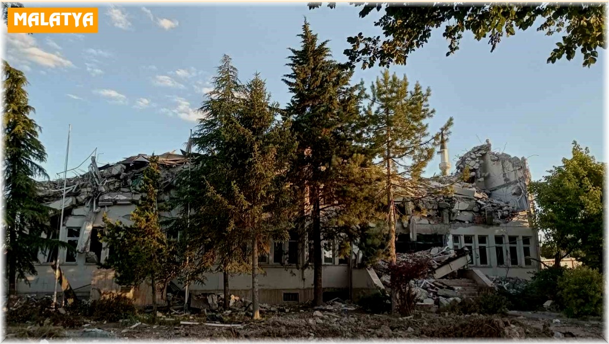 Depremde hasar alan hükümet konağı yıkıldı