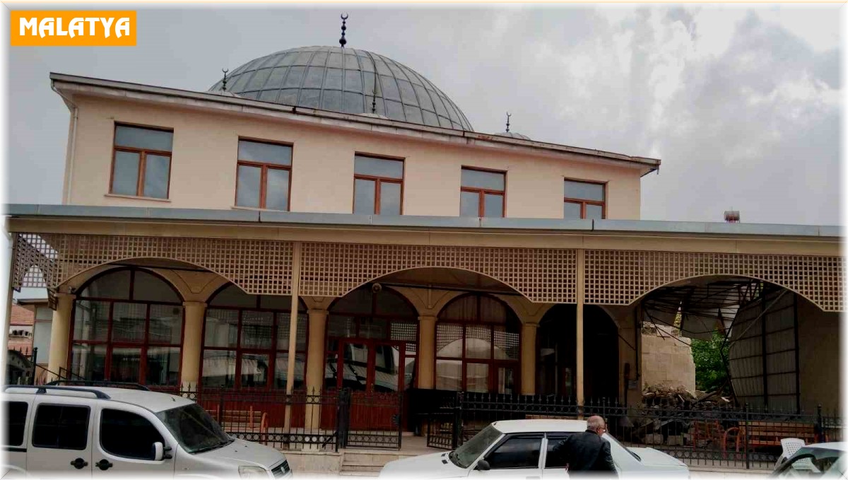 Depremde hasar alan tarihi cami ayağa kaldırılıyor