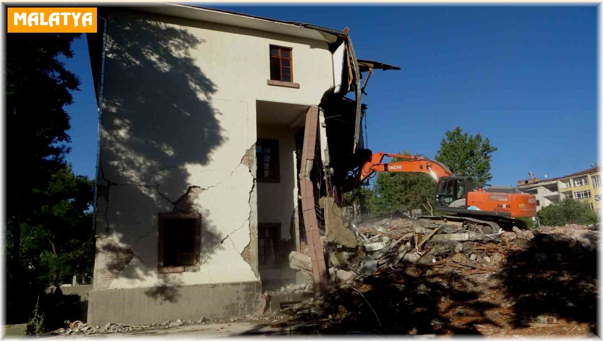 Depremde hasar alan valilik binası yıkılıyor