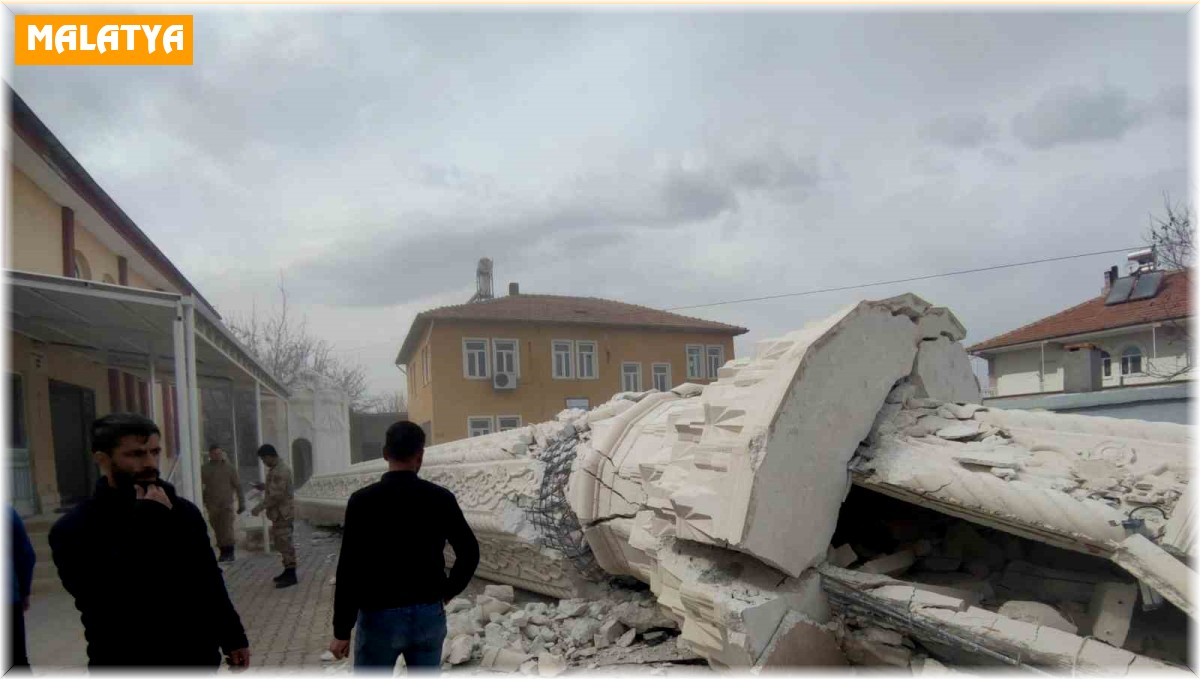 Depremde hasar gören caminin minaresi kontrollü şekilde yıkıldı