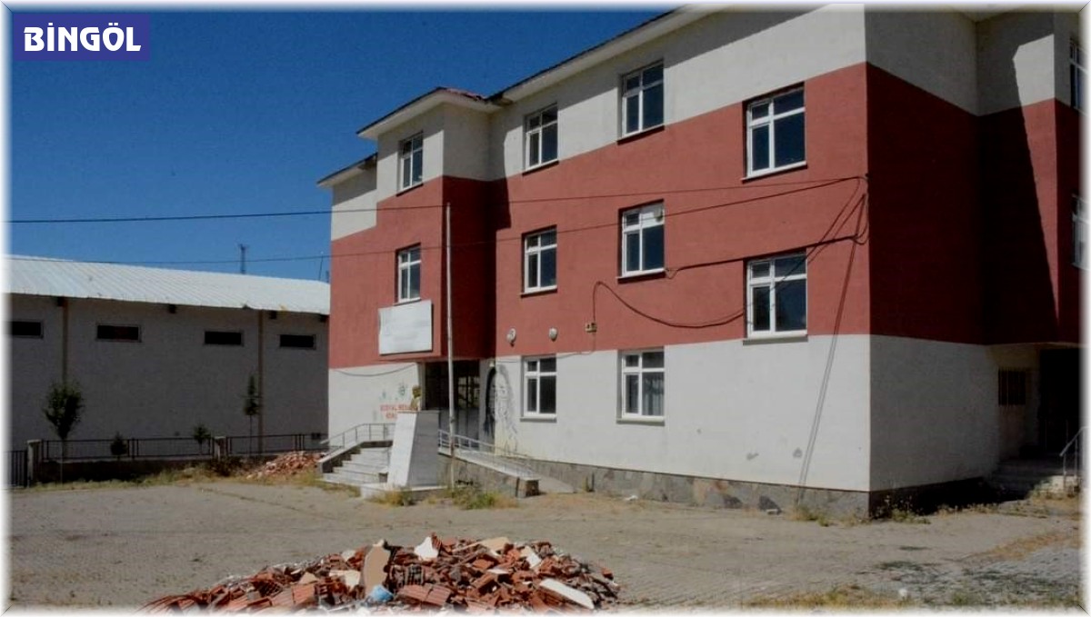 Depremde hasar gören okulun güçlendirme çalışmalarına başlandı