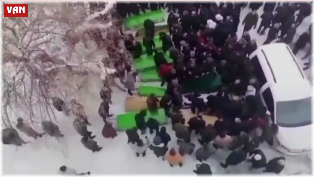 Depremde hayatını kaybeden 10 kişilik Vanlı aile defnedildi