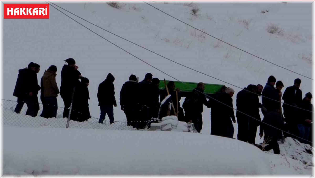 Depremde hayatını kaybeden anne ve 2 çocuğu gözyaşları arasında toprağa verildi