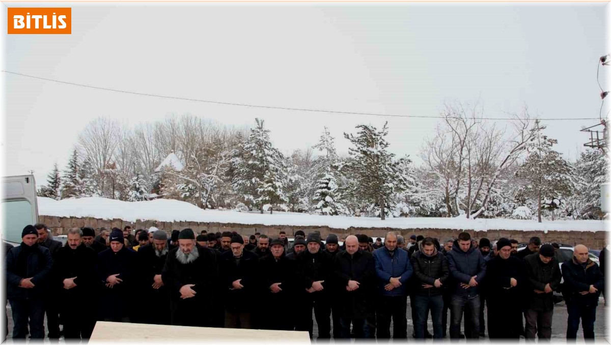 Depremde hayatını kaybeden çocuk Ahlat'ta toprağa verildi