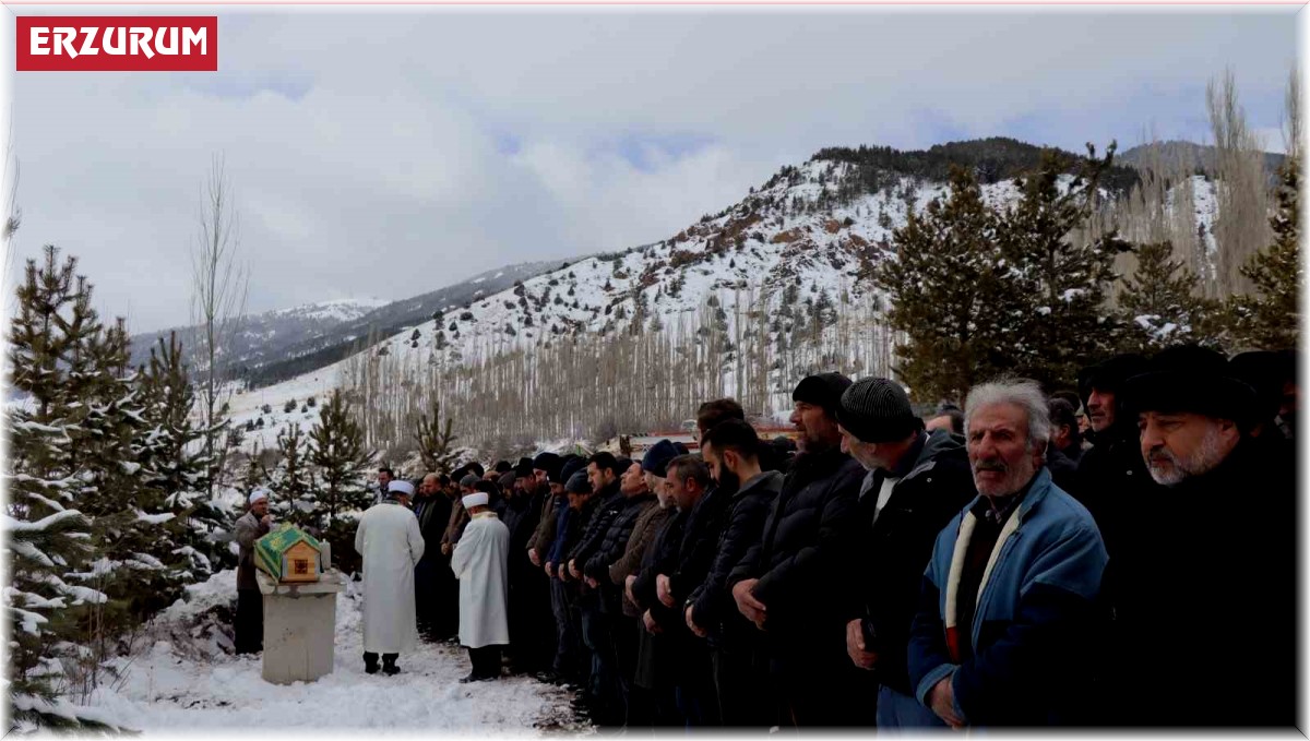Depremde hayatını kaybeden Karaca, Erzurum'da toprağa verildi