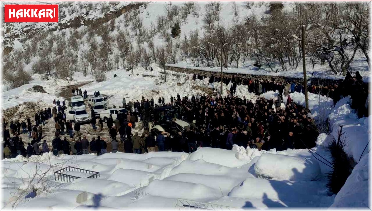 Depremde hayatını kaybeden Tunç ailesi Çukurca'da defnedildi