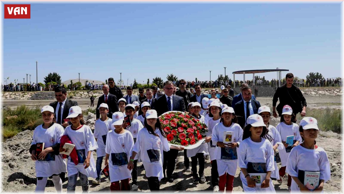 Depremde hayatını kaybedenler anısına Van Gölü'ne çelenk bırakıldı