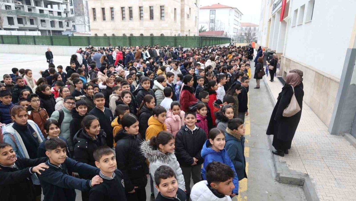 Depremde hayatını kaybedenler Elazığ'daki okullarda anıldı