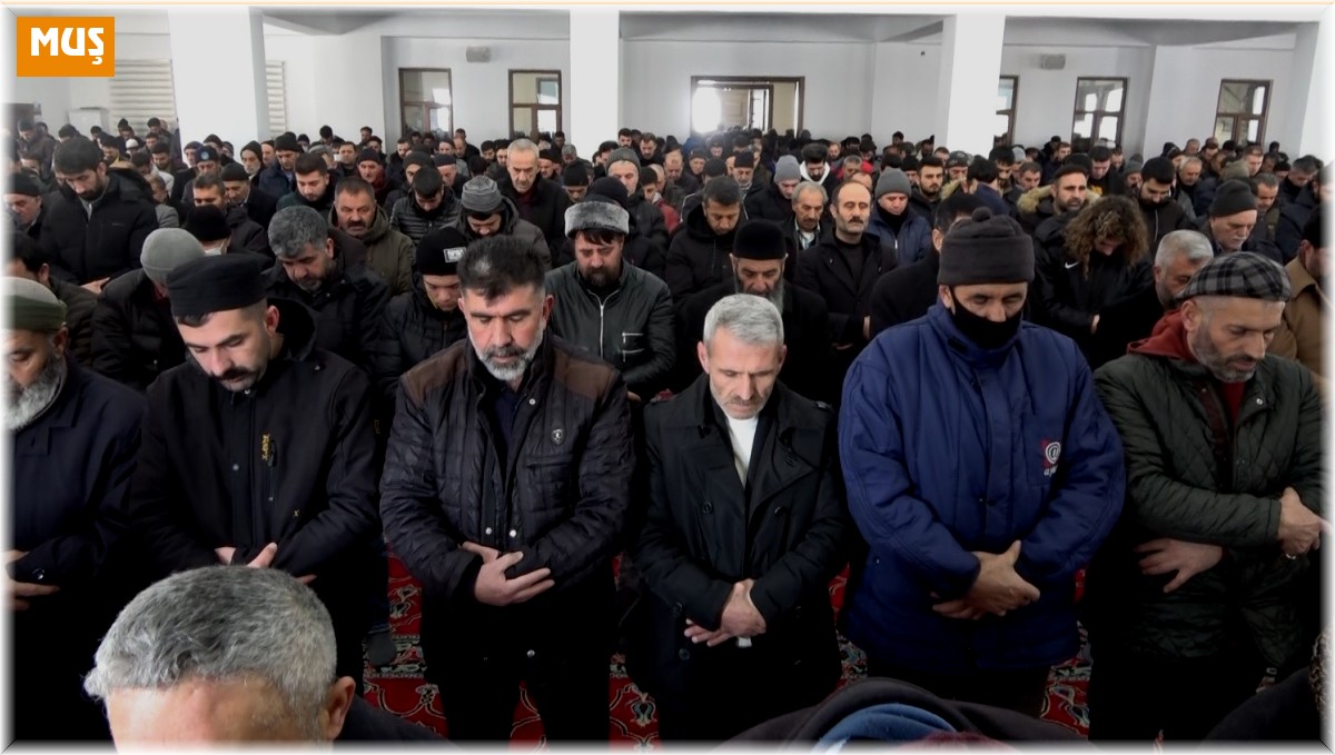 Depremde hayatını kaybedenler için gıyabi cenaze namazı kılındı