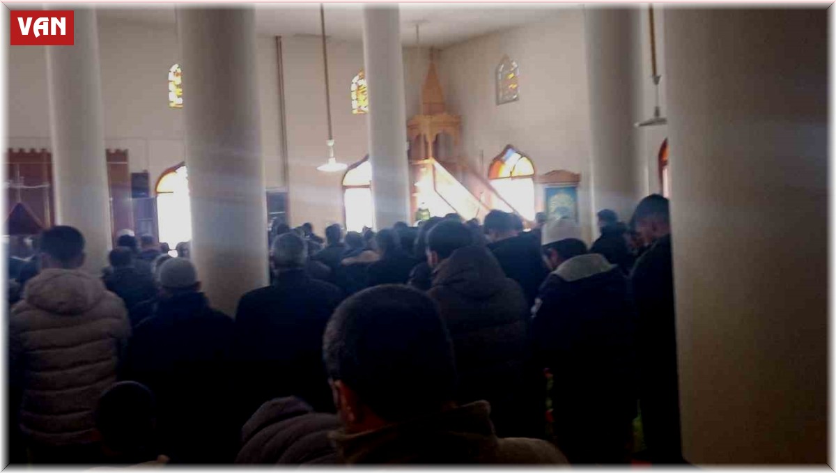 Depremde hayatını kaybedenler için gıyabi cenaze namazı kılındı