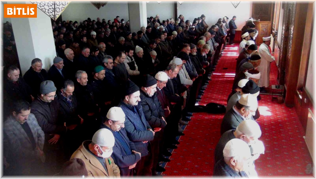 Depremde hayatını kaybedenler için gıyabi cenaze namazı kılındı