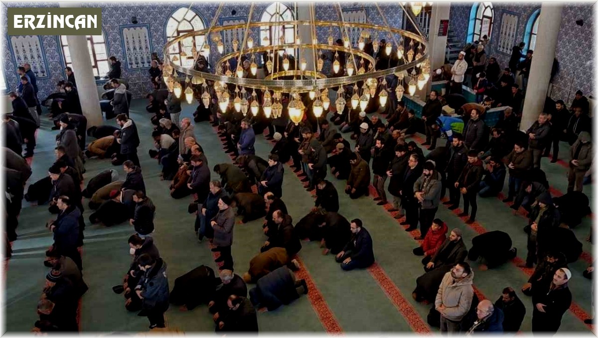 Depremde hayatını kaybedenler için gıyabi cenaze namazı kılındı