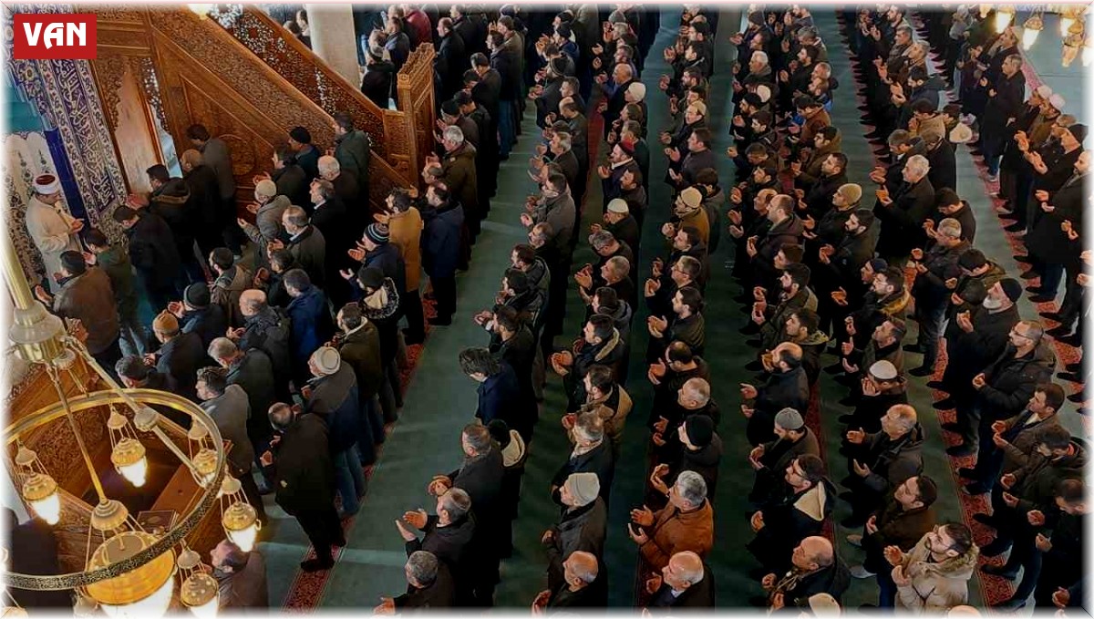 Depremde hayatını kaybedenler için gıyabi cenaze namazı kılındı