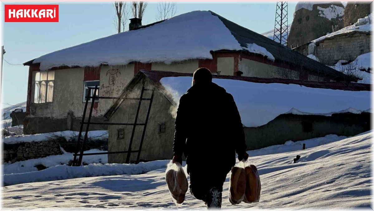 Depremde hayatını kaybedenler için köy köy gezerek ekmek dağıttı