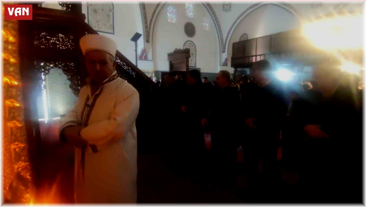 Depremde hayatını kaybedenler için tarihi Hüsrev Paşa Camii'nde gıyabi cenaze namazı kılındı