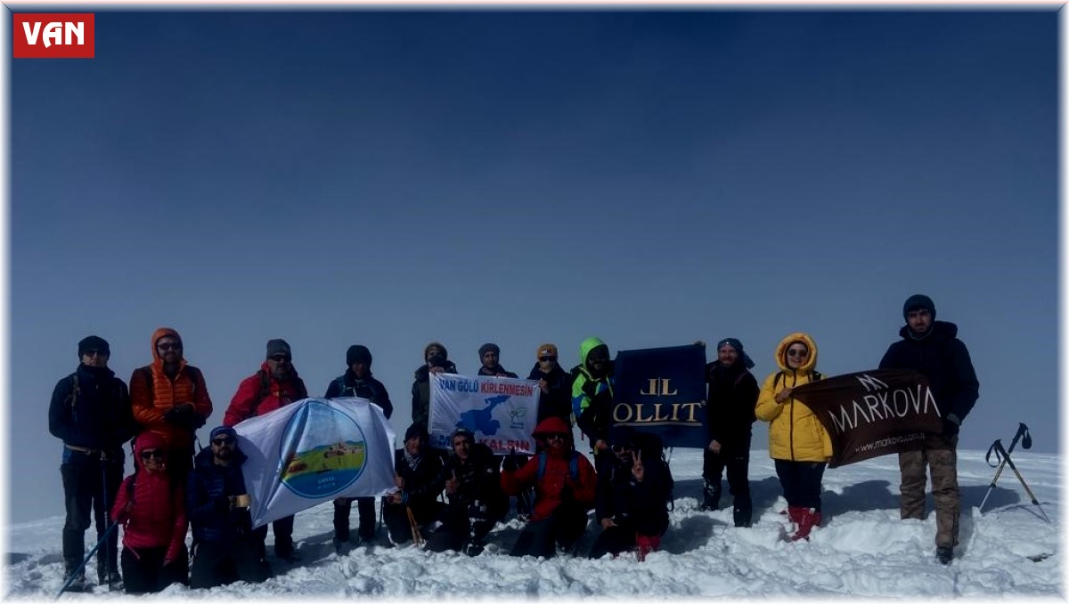 Depremde hayatını kaybedenlerin anısına Esrük Dağı'na tırmanış
