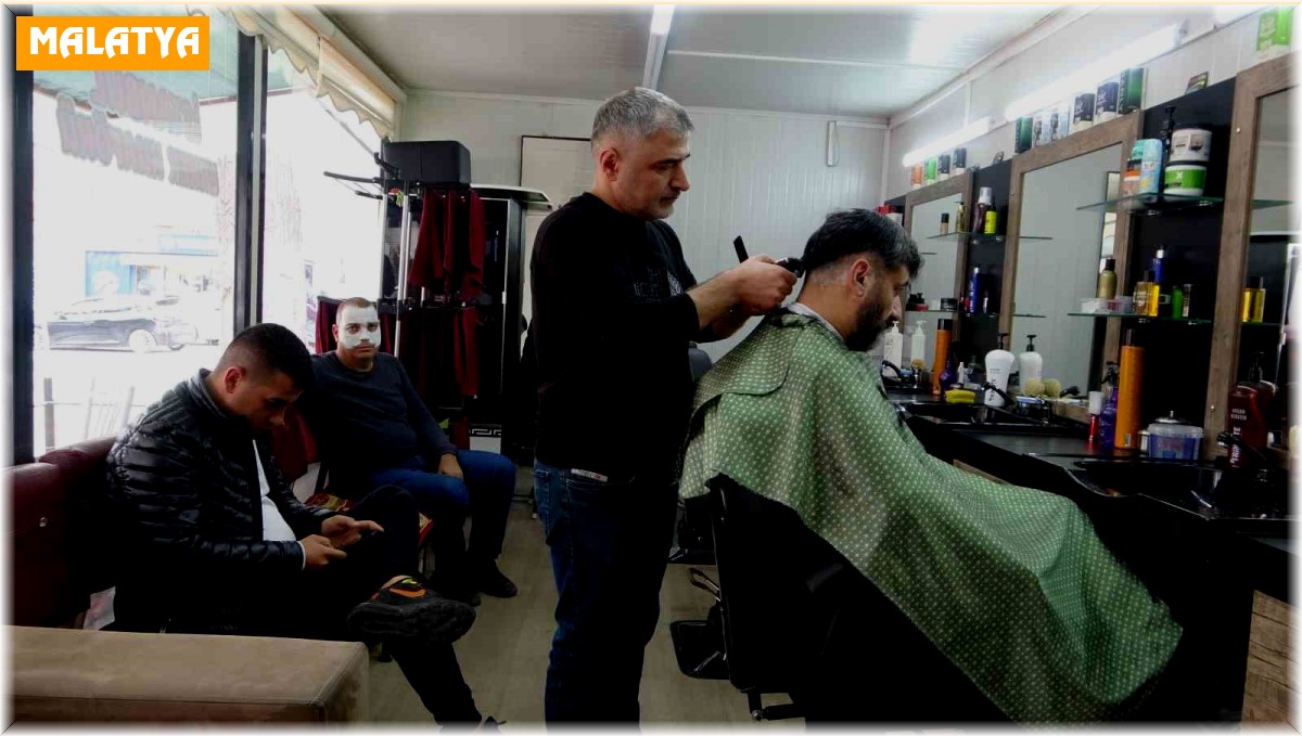 Depremde iş yeri yıkılan 40 yıllık berber mesleğini konteynerde sürdürüyor