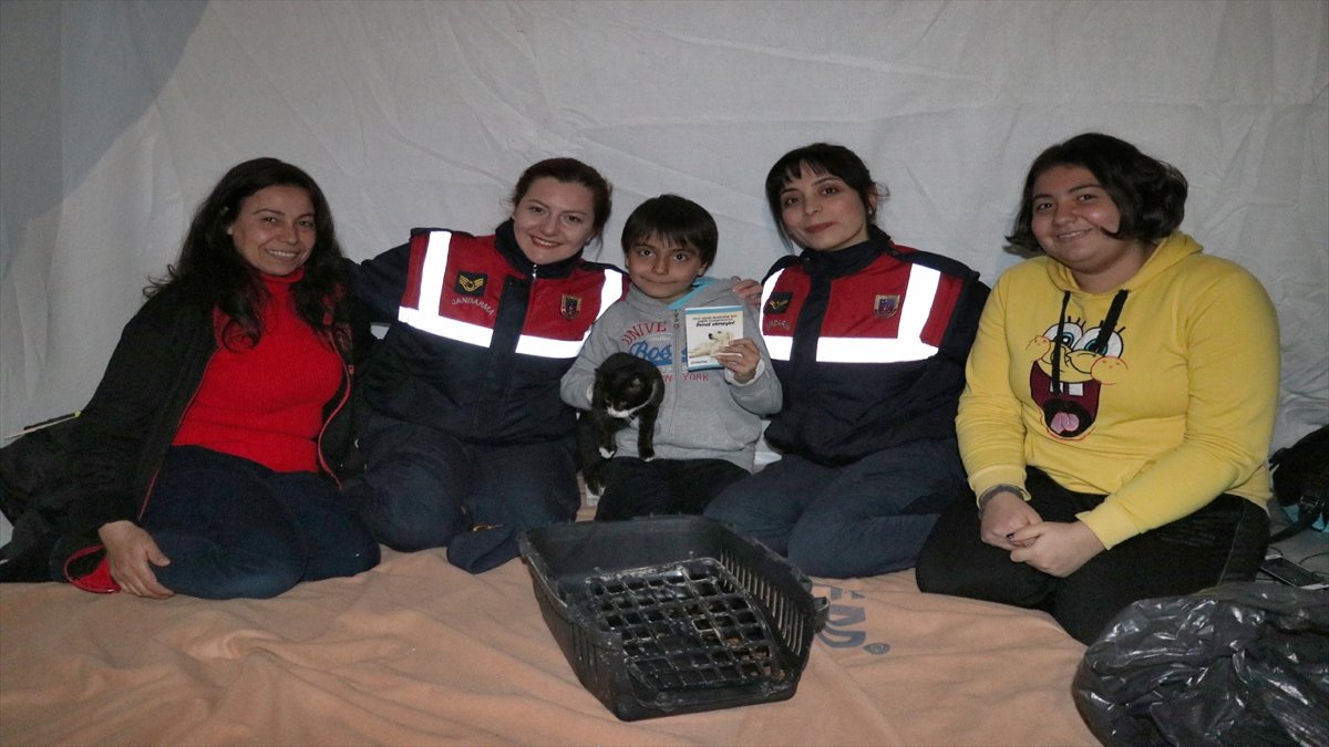 Depremde kedisini kaybeden 8 yaşındaki Muhammed'e jandarmadan sürpriz