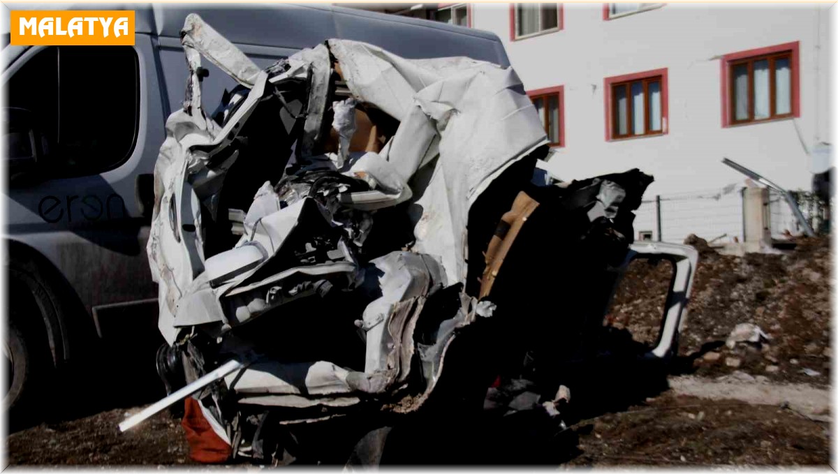 Depremde milyonluk araçlar kağıt gibi ezildi, top şeklini alan araç şaşkına çevirdi