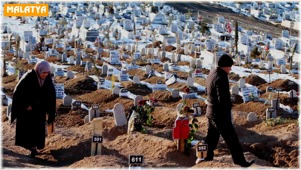 Depremde ölenlerin mezarlığında yürek yakan manzaralar