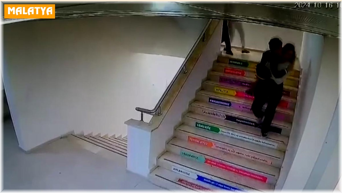 Depremde panikleyen öğrenciyi kucaklayarak dışarı çıkardı