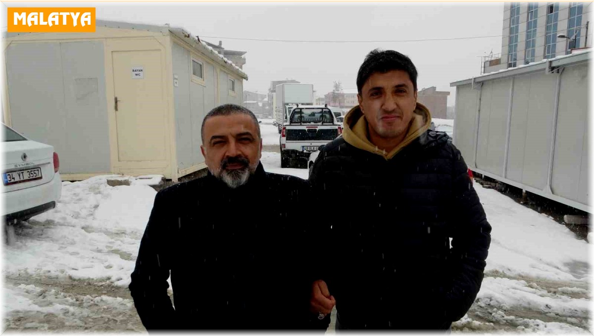 Depremde yıkılan apartmanın enkazından, sosyal medyadan gönderdiği mesajla kurtuldu