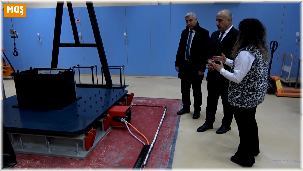 Depremde yıkılan binaların karot numuneleri Muş'ta inceleniyor