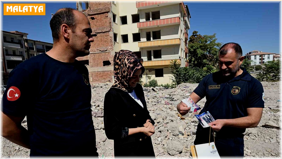 Depremde yıkılan binanın enkazında bulunan eşyaların teslim edildiği genç kadın duygusal anlar yaşadı