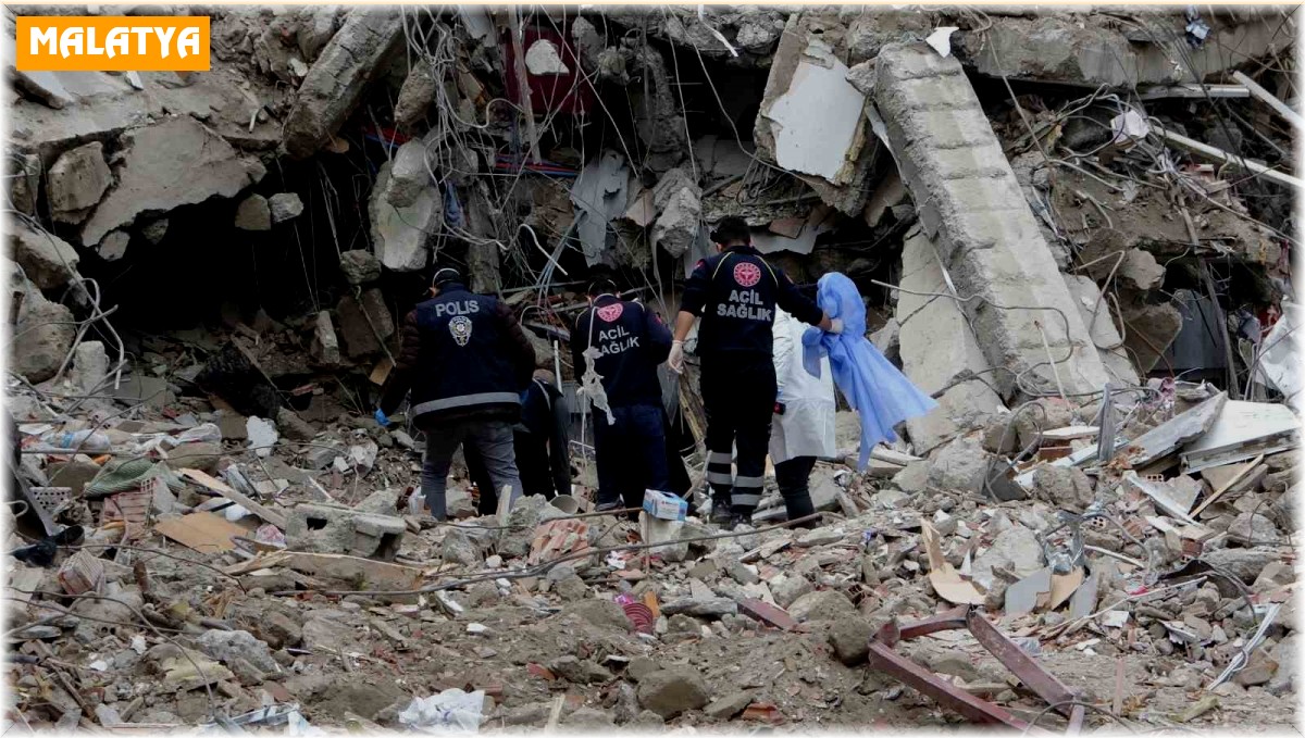 Depremde yıkılan binanın enkazında erkek cesedi bulundu