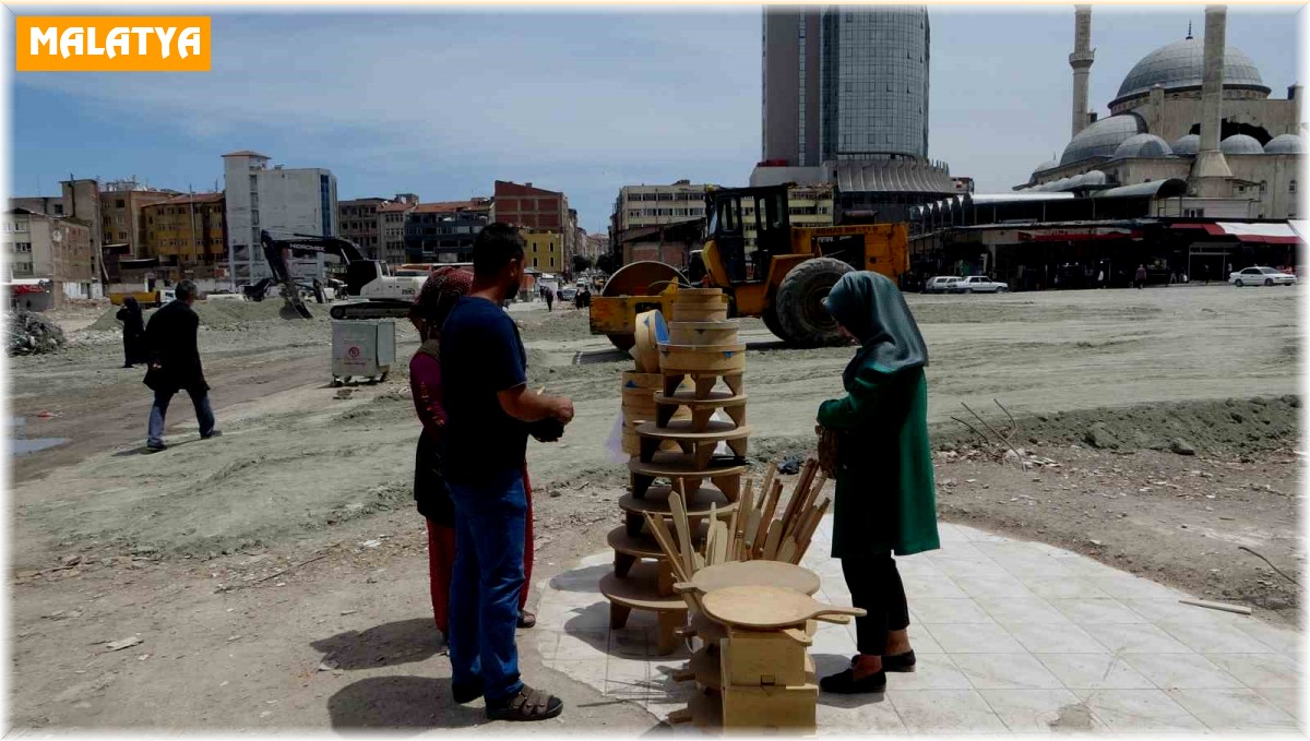 Depremde yıkılan dükkanın enkazında hayata tutunmaya çalışıyor
