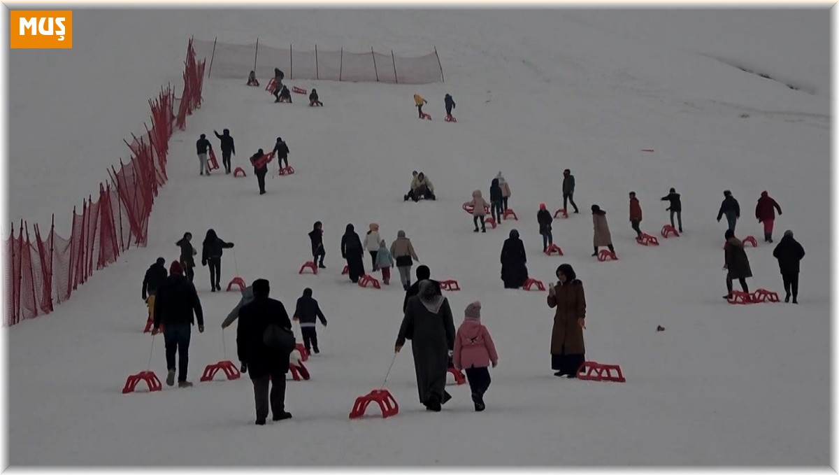Depremden etkilenen çocuklar kızaklarla kayarak eğlendi