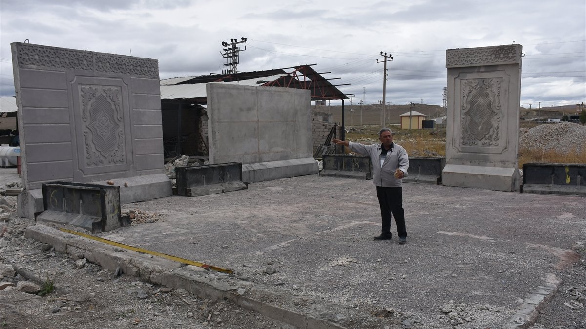 Depremden etkilenen iş insanı inşaatlardaki duvarlarda kullanılacak hazır beton üretti