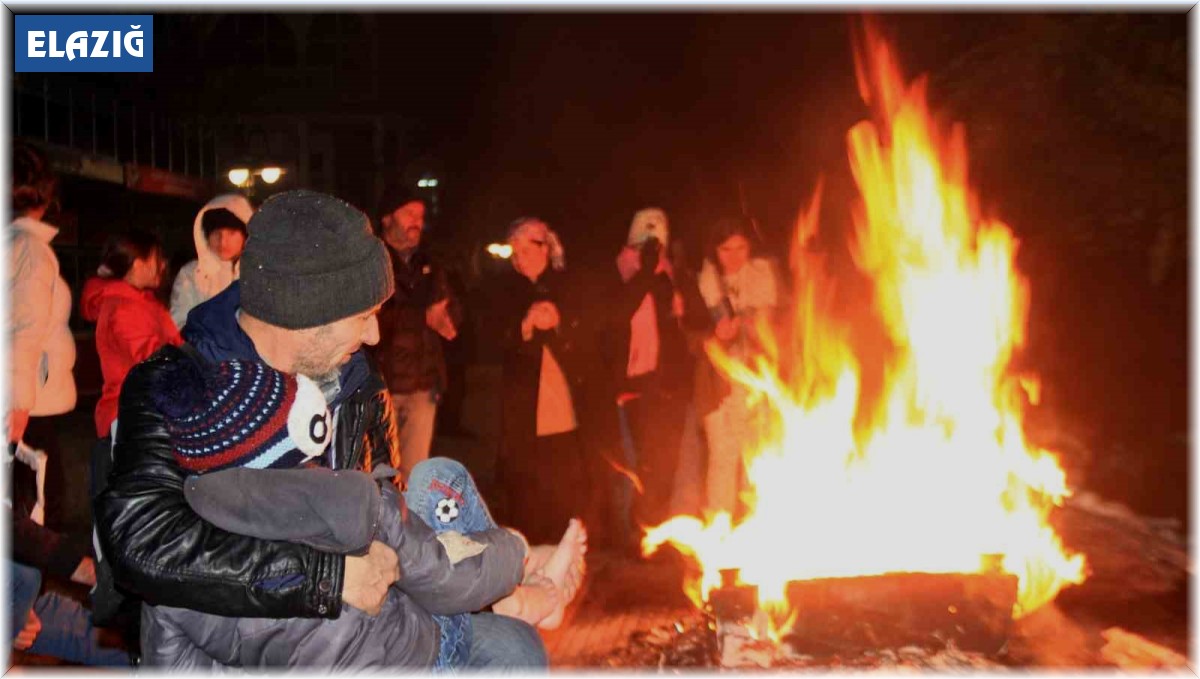Depremden etkilenen Malatyalılar akşamı dışarıda geçiriyor