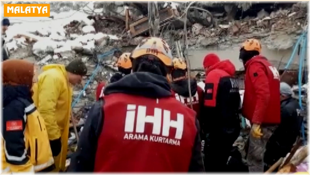 Depremden onlarca saat sonra enkazdan sağ çıkarıldı