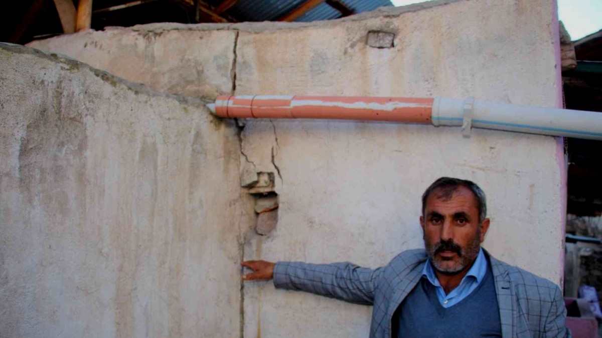 Depremden zarar gören evine yardım istedi