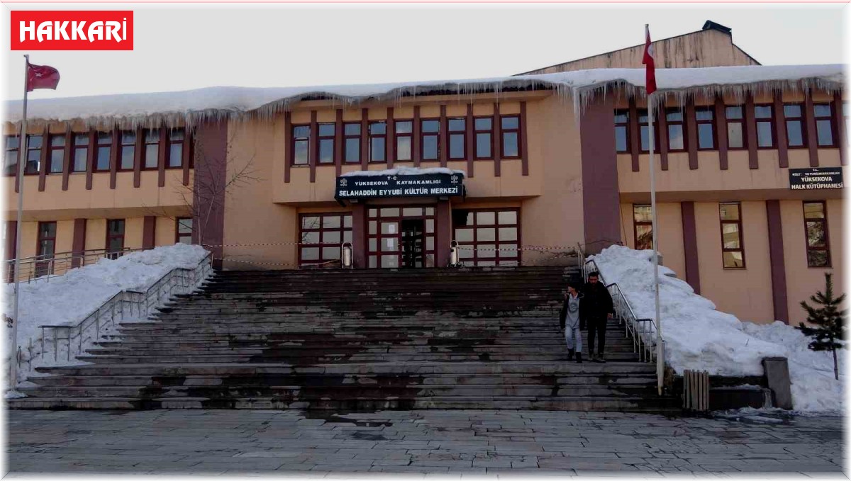 Depreme dayanıklı olmadığı tespit edilen kültür merkezi boşaltıldı