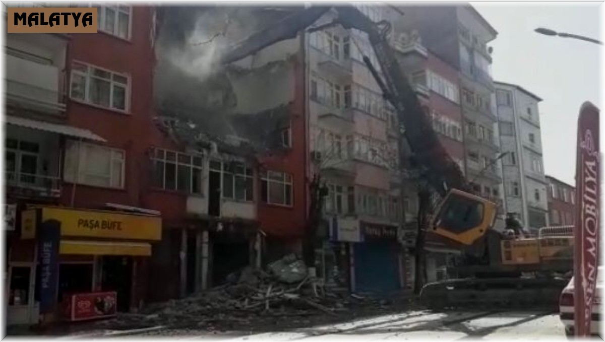 Depreme dayanıksız bina yıkıldı