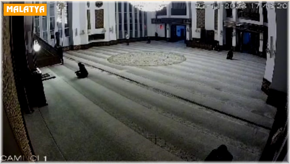 Depreme namaz kılarken yakalandılar