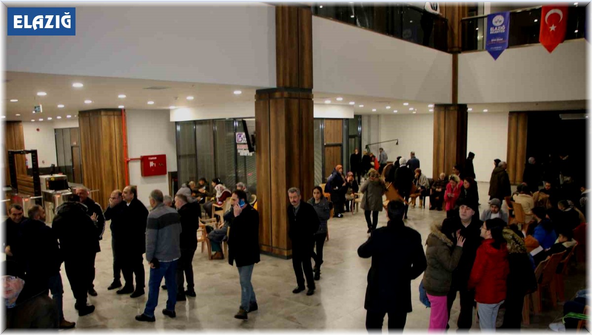 Depremi yaşayan Elazığlılar fuar merkezlerine akın etti