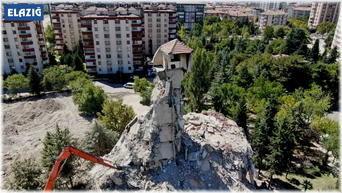 Depremin en dikkat çeken görüntüsü Elazığ'dan: 8 katlı bina yıkıldı, çatısı tek kolon üzerinde kaldı