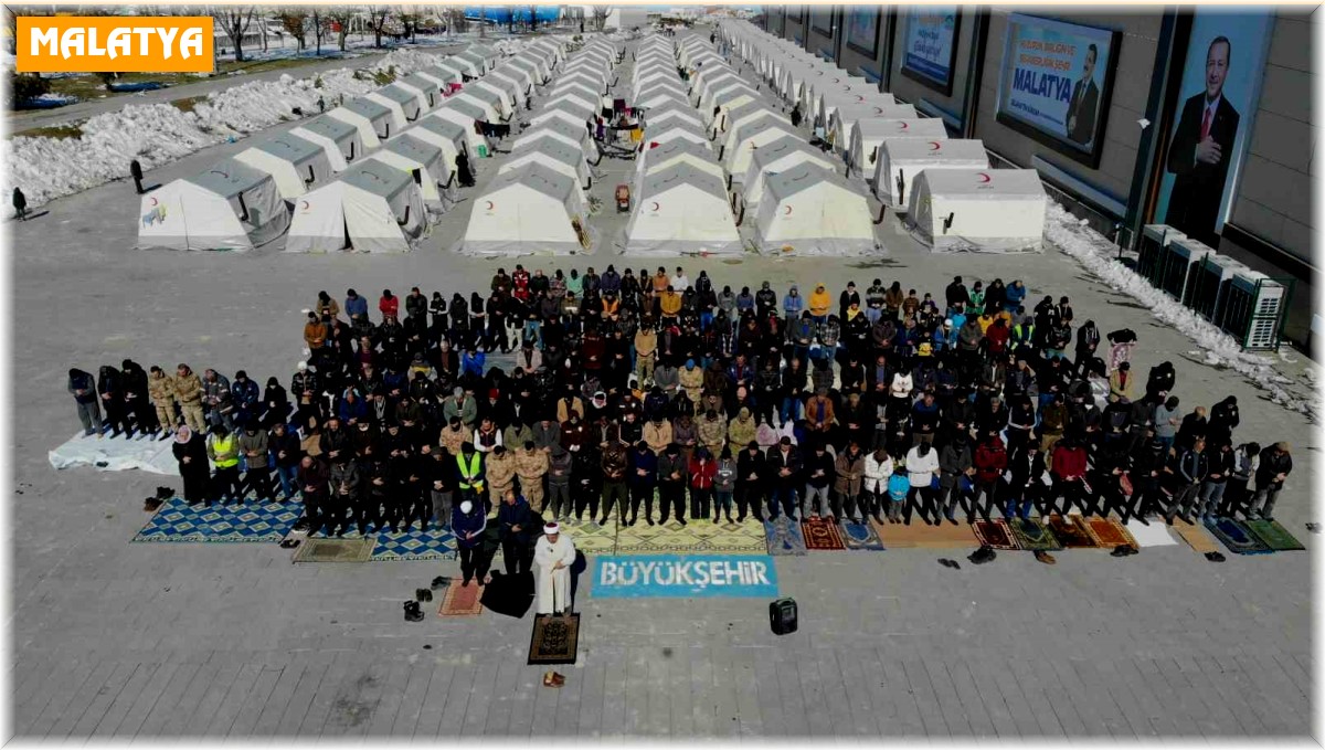 Depremin gölgesinde çadır kentte cuma ve gıyabi cenaze namazı