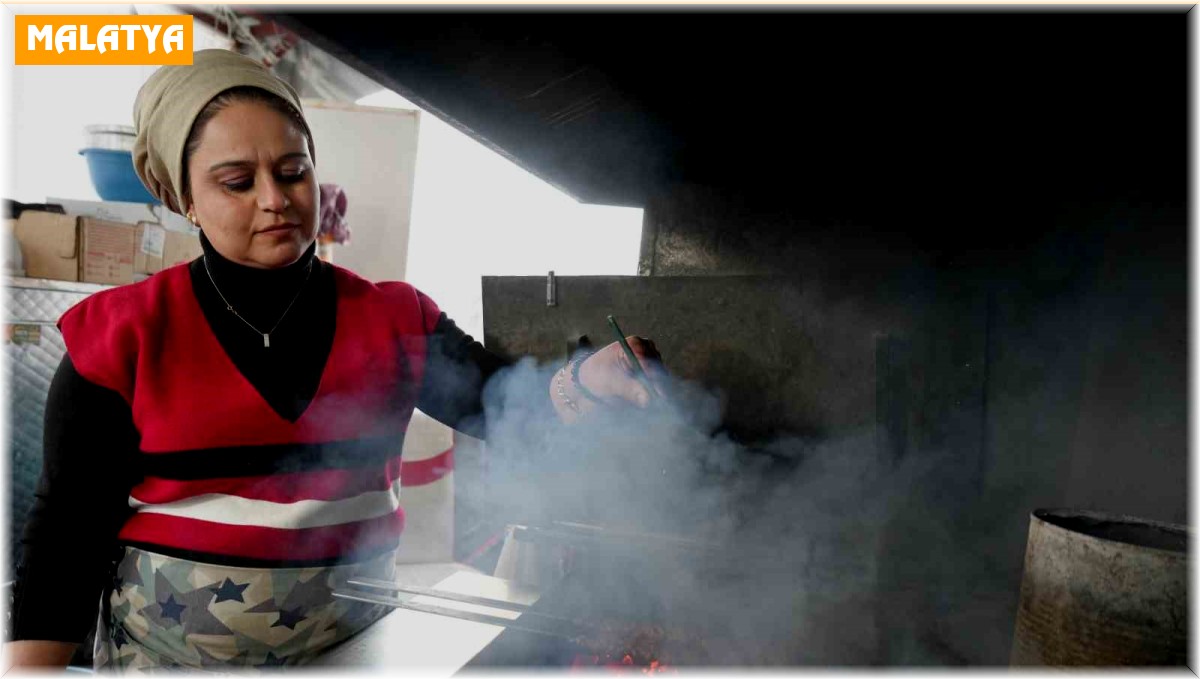 Depremin izlerini silebilmek için başladı, şehrin tek kadın kebap ustası oldu